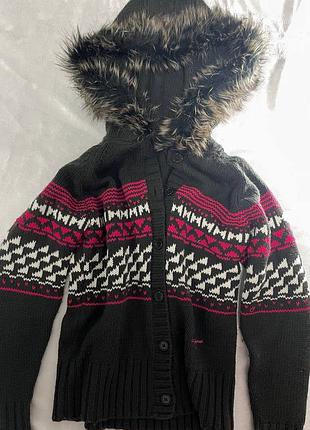 Светр з міховим капюшоном