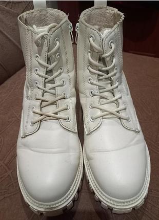Ботинки молочного кольору
