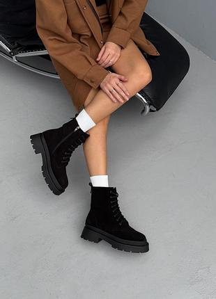 Черные замшевые зимние ботинки женские