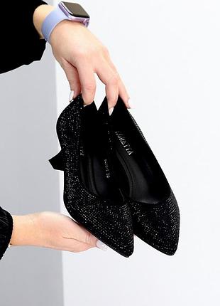 Туфлі декоровані стразами