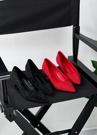 Туфли декорированы стразами