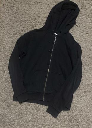 Черная кофта с капюшоном и замком