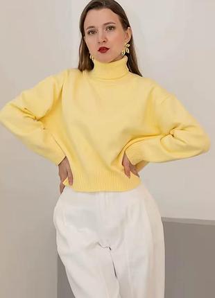 Светр в жовтому кольорі