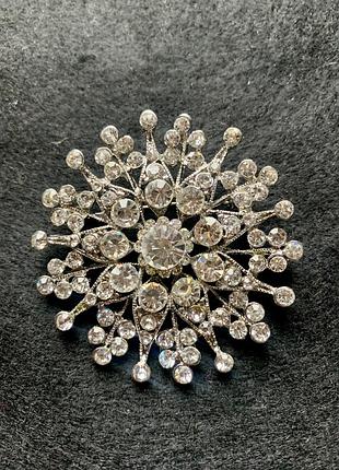 Брошка, інкрустована стразами.