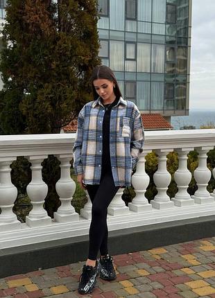 Женская oversize-рубашка в стильной клетчатке