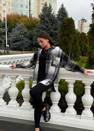 Женская oversize-рубашка в стильной клетчатке