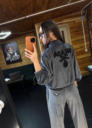 Жіночий велюровий костюм