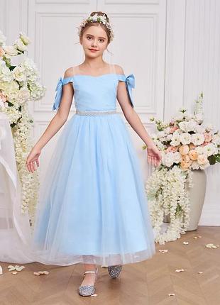 Нарядное платье с украшением для волос на девочку