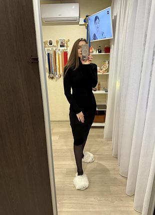 Сукня приталена