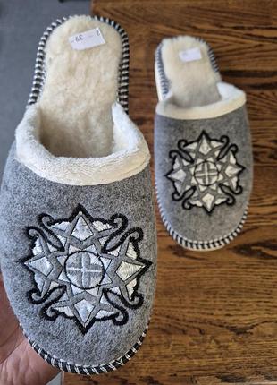 Красивые войлочные тапки с вышивкой