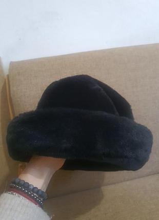 Шапка женская меховая  чёрная 22см высота в развернутом виде, 25см диаметр внутри