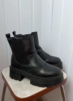 Стильні зимові челсі, шкіряні. ідеальний стан.