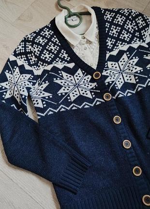 Винтажный кардиган в узоры на пуговицах.