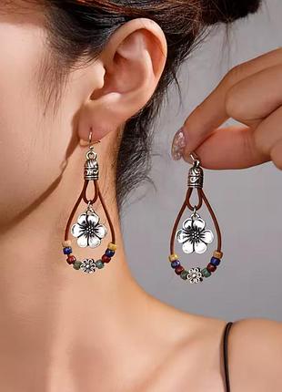 Легкие серьги с цветочным акцентом