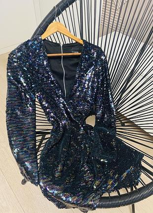 Блискуча сукня