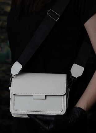 Сумка жіноча на 2 відділення білого кольору з ремінцем