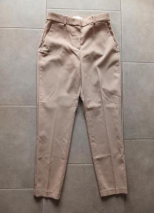 Стильные брюки красивого цвета