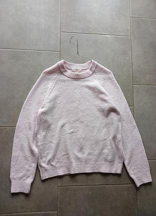 Стильный свитер красивого цвета