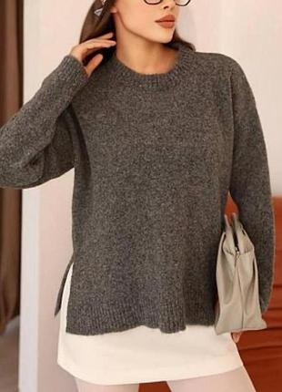 Светр з розрізами