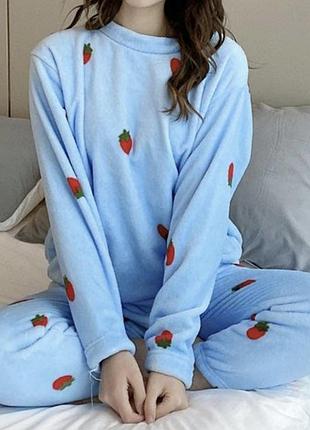 Теплая женская махровая пижама велсофт в клубничке