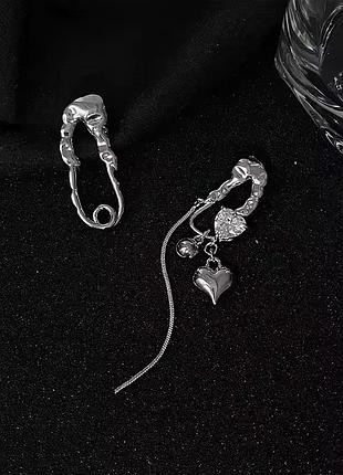 Серьги серебристые асимметричные: с цепочкой, сердцем и кристаллом