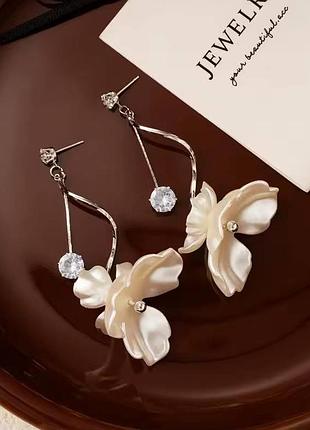 Серьги длинные серебристые с перламутровым цветком и кристаллом