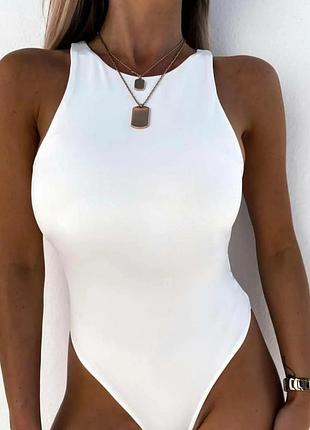 Базовое белое боди – стильная и универсальная вещь, которая идеально подчеркивает фигуру.