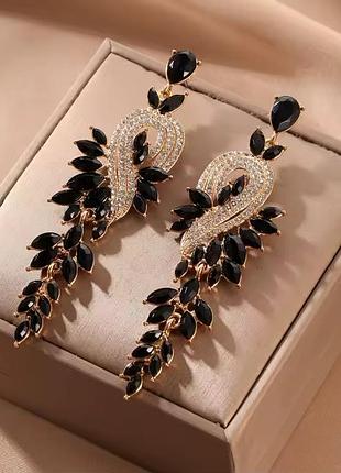 Серьги эффектные подвесные с узором из черных листочков и страз﻿