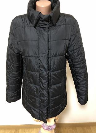 Курточка в ідеальному стані, в чорному кольорі.