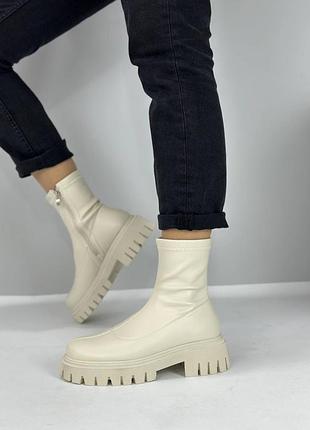 Бежеві черевики на високій підошві 40 розмір