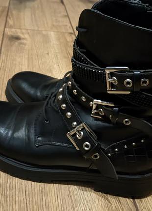 Черные ботинки сапожки с ремешками заклепками