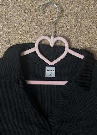 Чорна вкорочена кофтинка з коміром