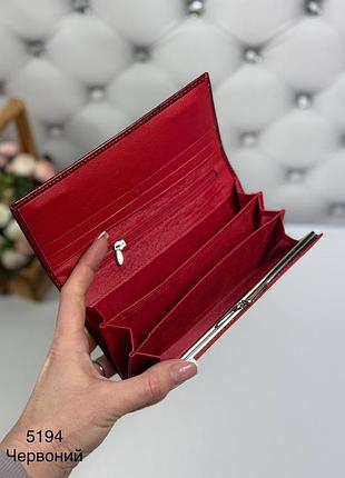 Женский кошелек красный средний горизонтальный из натуральной кожи лакированный из крокодила кожаный с монетницей на магнитах