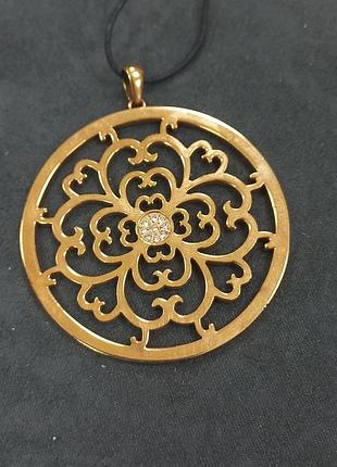 Подвес в золотом цвете.