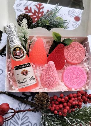 Новогодний подарочный набор из мыла: клубника, areo и шампанское • handmade набор
