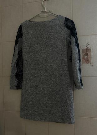 Тепле сіре плаття з мереживом на рукавах