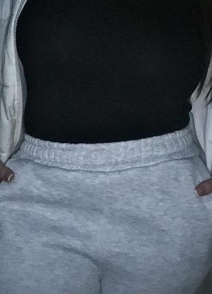 Жіночі штани з теплою мʼякою тканиною та з комфортним матеріалом, ідеальні на зиму