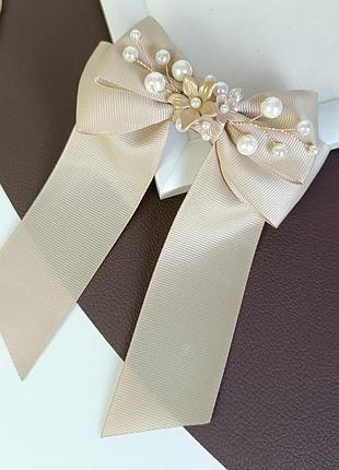 Бантик оздоблений намистинами