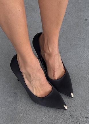 Изящные сатиновые туфли лодочки с акцентным металлическим носиком и каблуком