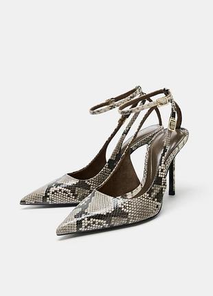 Туфлі-човники з тваринним принтом і відкритою п’ятою