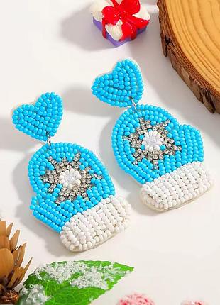 Серьги перчатки из голубого бисера с белой снежинкой﻿ и сердечками