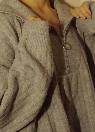 Теплый тяжелый свитер, размер m, сидит просторно