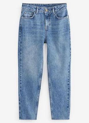 Джинси-мом блакитного кольору з необробленими краями
