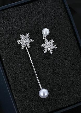 Асимметричные серьги снежинки