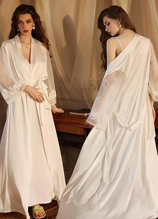 Білий довгий атласний халат з мереживом