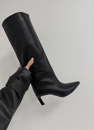 Крутые демисезонные черные сапоги без молнии