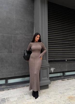 Длинное платье прямого кроя в широкий рубчик с завязками по заду