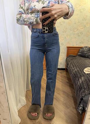 Прямі джинси синього кольору