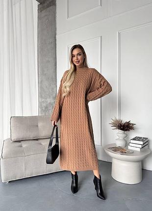 Вязаное платье в длине миди прямого оверсайз силуэта с узором косы