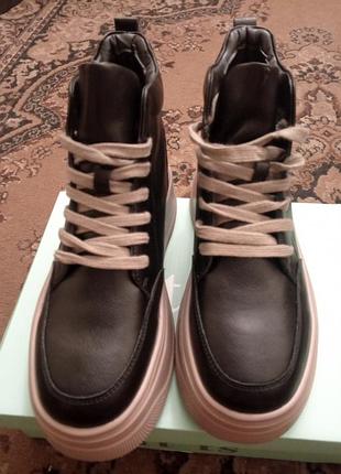 Кожаные красивые зимние ботинки